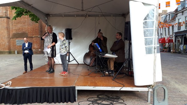 Wethouder Wil Kosterman interviewt Jens van Dijk tijdens de Heropening van De Markt, 26 april 2019