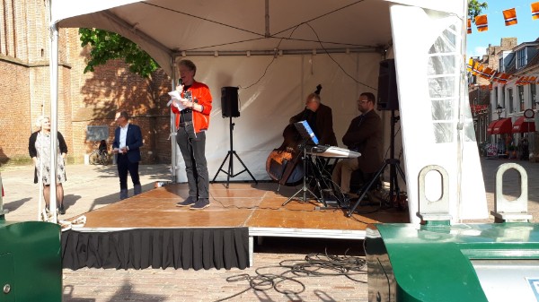 Stadsdichter André van Zwieten tijdens de Heropening van De Markt, 26 april 2019