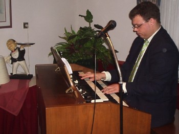Patrick Holleeder speelt op Hammondorgel