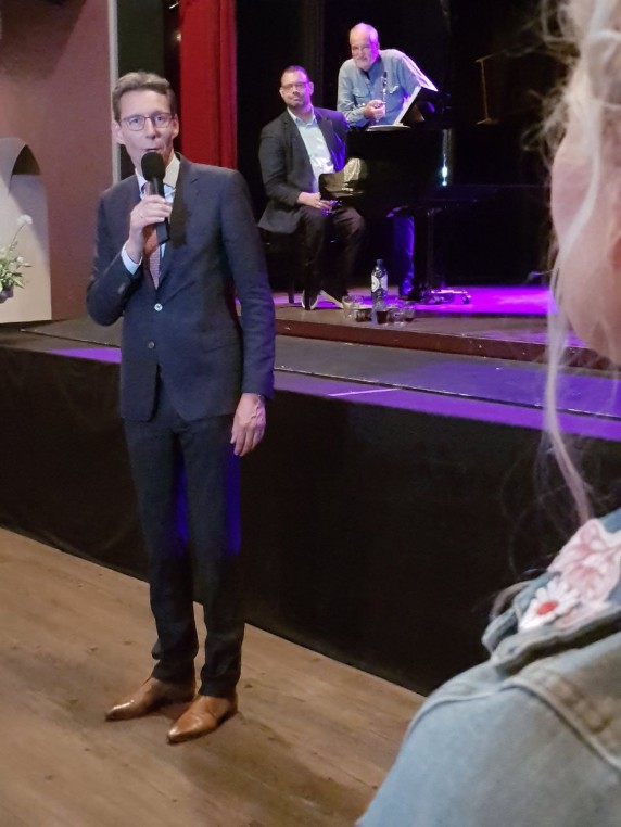 Chasin' Fingers speelt tijdens afscheidsbijeenkomst Burgemeester Poppens, 20 mei 2019